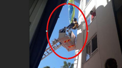 Rus paraşütçü çatıda asılı kaldı