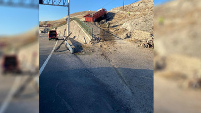 Freni boşalan kamyon girdiği kaçış rampasında devrildi