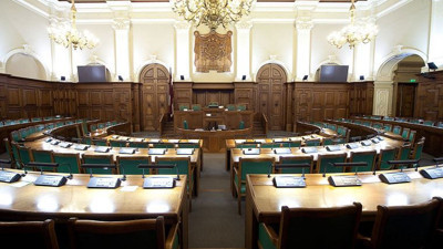 Aşısız milletvekillerinin oy hakkı elinden alındı, maaşı kesildi