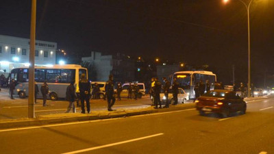 Kavgada otomobilini çevredekilerin üzerine sürdü: 6 yaralı