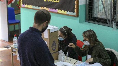 Arjantin halkı parlamento seçimleri için sandık başında