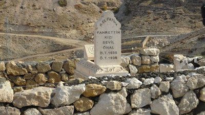 Tepedeki küçük mezarın yürek burkan hikayesi. Küçük kız ünlü müzisyenin kardeşi çıktı