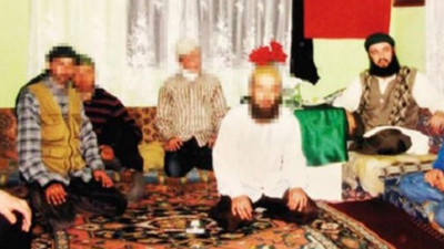 ''Badeci şeyh'' skandalının ayrıntıları ortaya çıktı: Kalp gözümüz açılınca bizi badelemesini istedik!