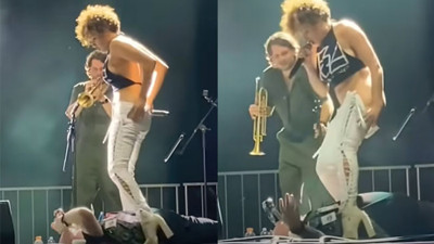 Brass Against grubunun solisti Sophia Urista sahnede hayranının yüzüne işedi