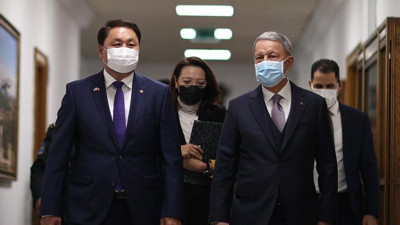 Bakan Akar, Moğolistanlı mevkidaşı ile görüştü