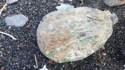 Uzaktan normal bir tepe gibi görünüyor yaklaşınca her şey değişiyor. Ölüm saçıyor