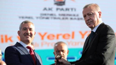 Gri pasaport skandalı ile tanınan belediye başkanları Cumhurbaşkanı Erdoğan'ın elinden ödül aldı