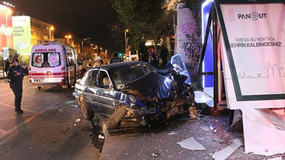 Beşiktaş’ta trafik kazası: Durağa çarparak durabildi