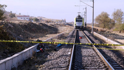 Yük treni motosiklete çarptı