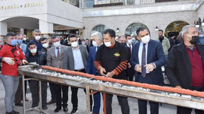 Isparta'da 32 metrelik kebap anında tükendi