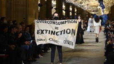 Louis Vuitton defilesinde protesto gösterisi
