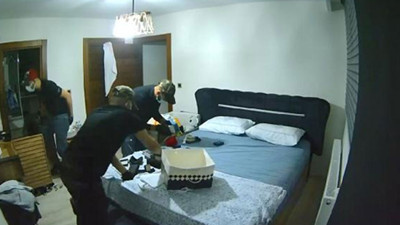 Yatağın üstünde kutuları tek tek açıyorlardı. Evdeki grup çalışmasını bebek kamerası görüntüledi