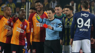 Derbide kartlar havada uçuşuyor