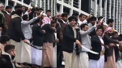 İstanbul Medipol Üniversitesi önünde skandal görüntüler! Kılıçlarla güle oynaya poz verdiler