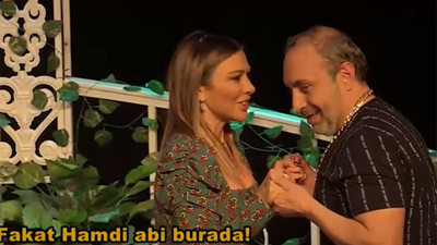 Hamdi Alkan'dan izin aldı Selen Görgüzel'i sahnede öptü! Tiyatro oyununda ilginç anlar