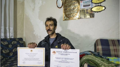 Batsın bu dünya. Üniversite diplomalı ama iş bulamadığı için kağıt topluyor