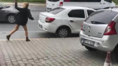 Kocasının arabasını taşla paramparça etti