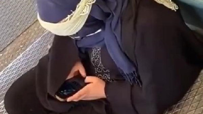 Dilencilik yapan bir kadın, son model iphone marka telefonuyla görüntülendi