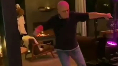 Medyayı tarumar eden Ertuğrul Özkök'ün son hali. Ağaçta muz yeme, Diyarbakır’da halay derken bunu da yaptı