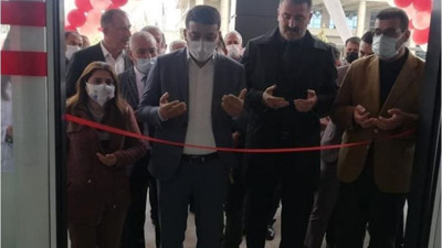 Diyarbakır anneleri evlatları için nöbet tutarken AKP'li başkan HDP'lilerle kol kola