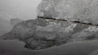 Yıkılacak binaya işçileri oturttular