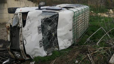 Başakşehir’de minibüs kanala uçtu, bir yolcu yaralandı