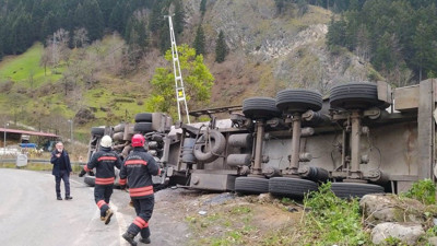 Trabzon'da asfalt yüklü tanker devrildi. İki yaralı
