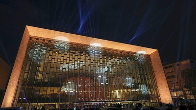 Türk Telekom AKM içindeki salona sponsor olup adını verdi. Oldu olacak diğer salonların adı da tarım kooperatif marketi salonu olsun