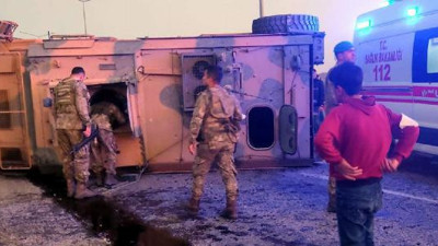 Devrilen askeri araçta yangın çıktı