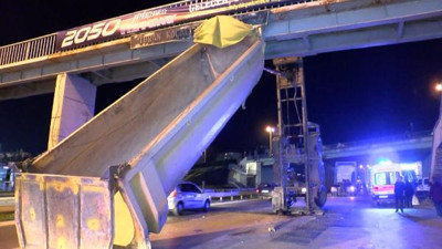 D-100’de ilginç görüntü: Dorse üst geçitte asılı kaldı