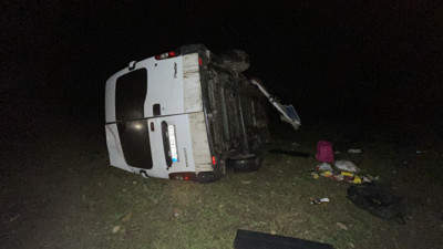 Göçmenleri taşıyan minibüs devrildi: 16 yaralı