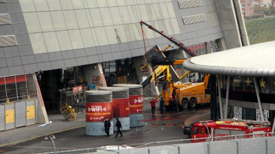 Galatasaray Stadyumu'nda vinç devrildi. Yaralılar var