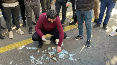 Dolardaki rekorları protesto eden esnaf dolar yaktı: Esnaf öldük hükümet nerede diye isyan etti