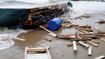 Bodrumda fırtına! Tekneler karaya sürüklendi