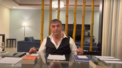 Dolar euro zirve yapınca Sedat Peker de Birleşik Arap Emirlikleri'nden mevzuya dahil oldu. Mahzuni Şerif'in resmini paylaştarak ''bu türküyü dinleyerek ayağa kalktım'' dedi