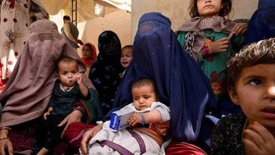 Taliban karanlığının çöktüğü Afganistan’da bebekleri evlendirmeye başladılar