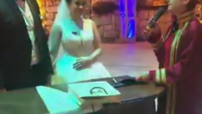 Nikah memuru derin konuşunca gelin ve damat dondu kaldı