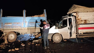 Kamyonet park halindeki römorka çarptı: 5 yaralı