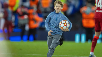 Liverpool - Porto maçında sahaya fırlayan çocuk topu alıp tribüne kaçtı. Güvenlik yakalayamadı tribündekiler de yardım etti