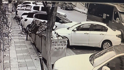 Minibüs ile otomobil arasında sıkıştı