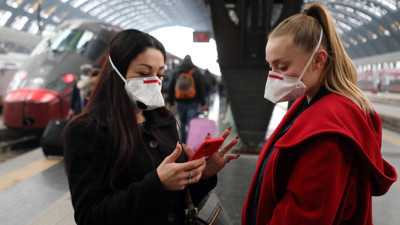 İngiltere'de omicron korkusu maskeleri geri taktırdı
