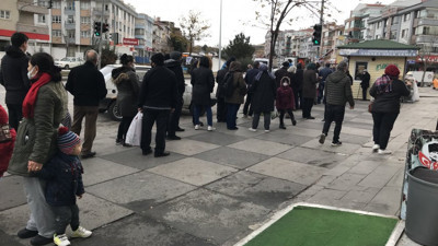 Ankara'da Halk Ekmek büfeleriyle ilgili yeni karar. 80 öncesi gibi ucuz ekmek için metrelerce kuyruk oluşmuştu