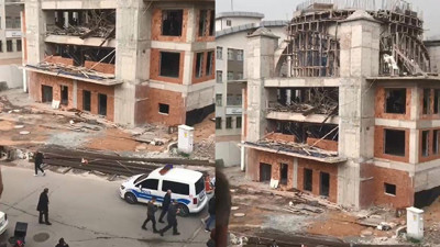 Cami inşaatında iskele çöktü, göçük altında kalanlar var