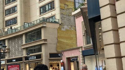 Fırtına İstanbul'daki AVM'nin duvarlarını söktü. Kopan parçalar havada uçuştu