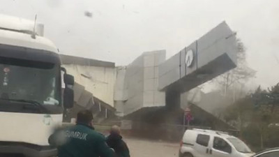 Çatalca'da saat kulesi lodosta kağıttan kule gibi yıkıldı