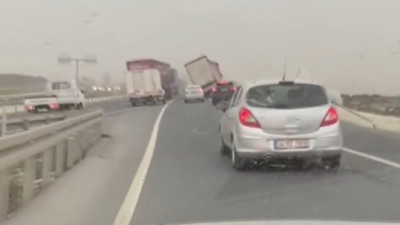 Fırtına TIR'ları bile devirdi