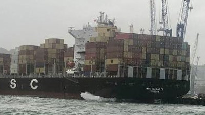 Konteyner gemisi karaya oturdu