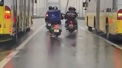 Yaşasın İETT şöforlerinin insanlığı. Köprüde moto kuryeler uçmasın diye barikat yaptılar