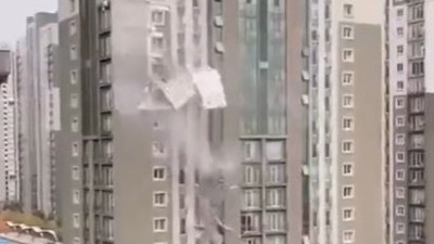 Yüksek katlı apartmanlar kağıt gibi soyuldu