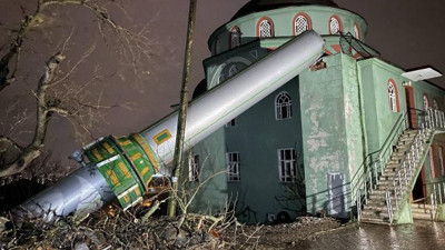 Fırtınaya dayanamayan minare yan yattı